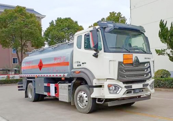 易燃液体罐式运输车